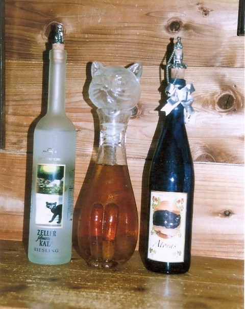 黒猫のワインと猫のボトル