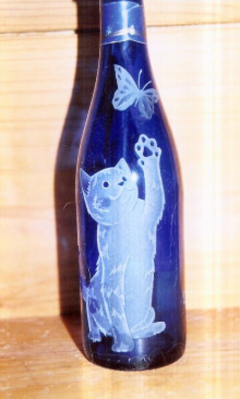 ワインのビンに彫り込まれた猫
