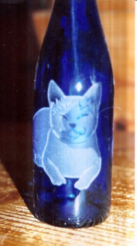 ワインのビンに彫り込まれた猫
