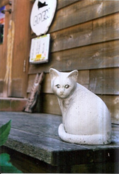 玄関のお出迎え石猫