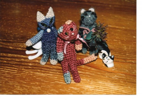 毛糸で編んだ猫達