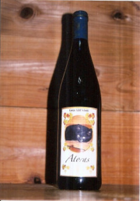 「アトラス」のワインラベルとワイン